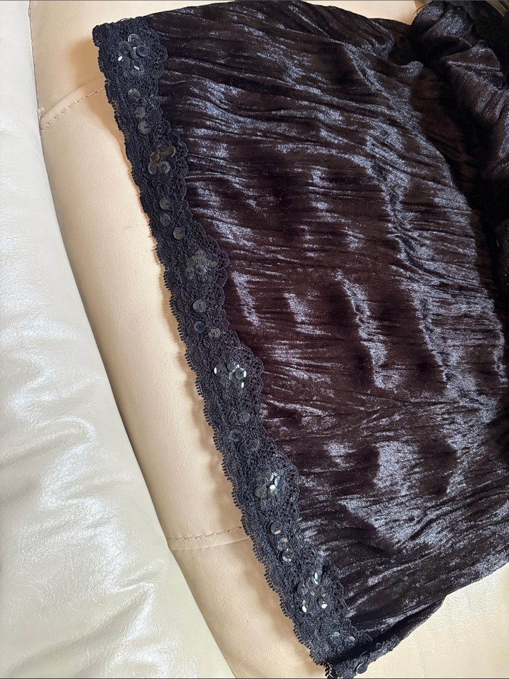 Black Velvet like Lace-Trim Camisole with Sequins - Picture 5 of 9